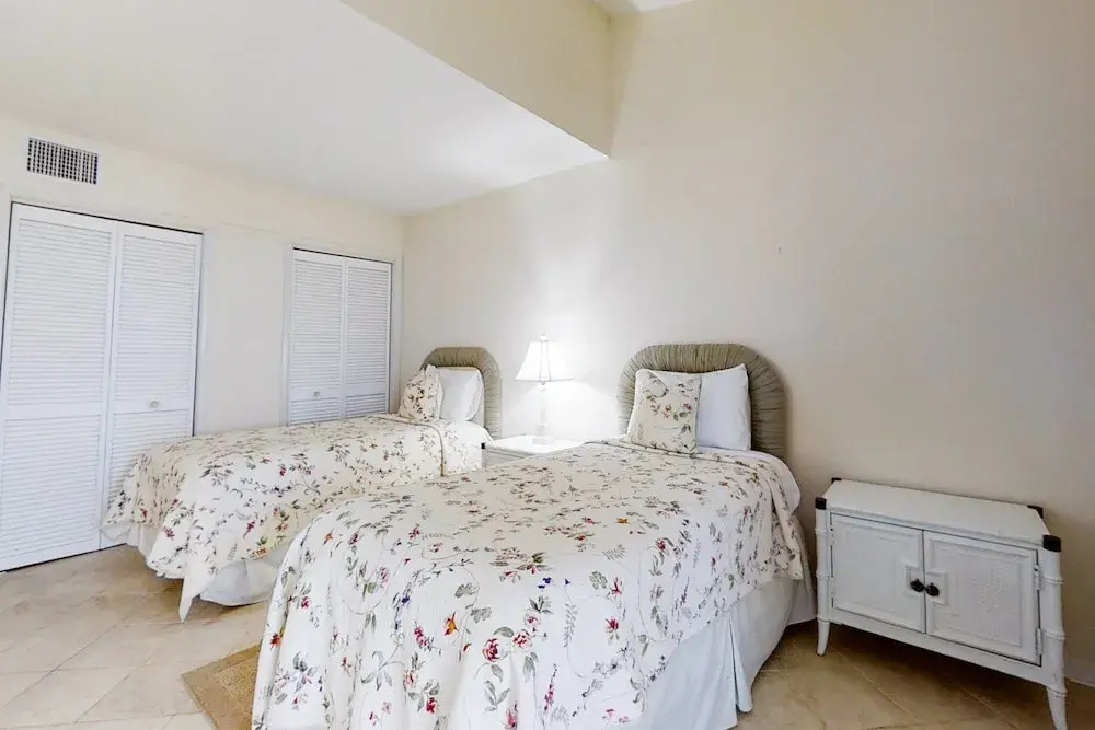 Oceanfront Condo With Spacious Balcony, Great Views, AC & Outdoor Pooloc