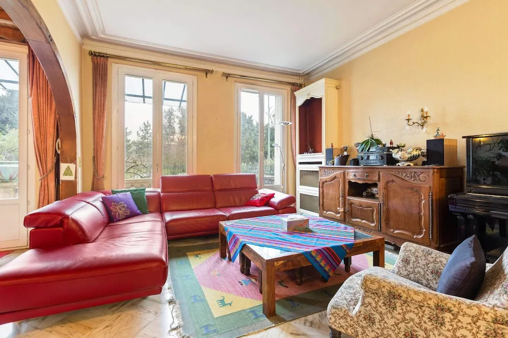 Red and Rustic Home Near Bois de Vincennes for 7 pax