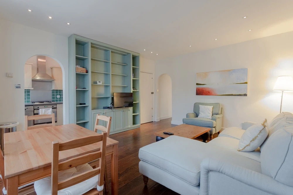 2 Bedroom Apartment Near Kensington Olympia Station