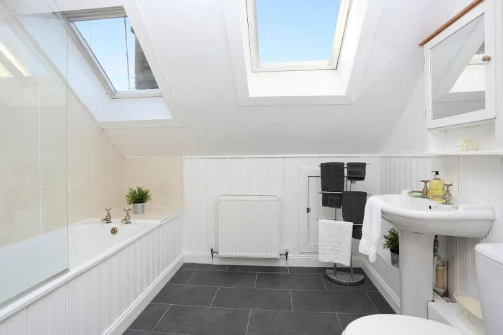 Homely & Spacious 4-bedroom Apartment by the Meadows