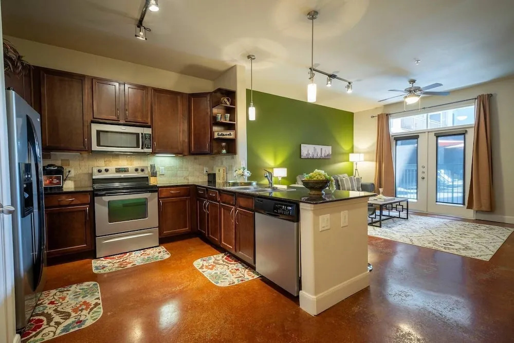 Luxurious Business & Family Montrose Condo -