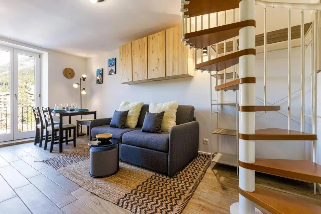 Chic 2BR in city center, next to Train Station