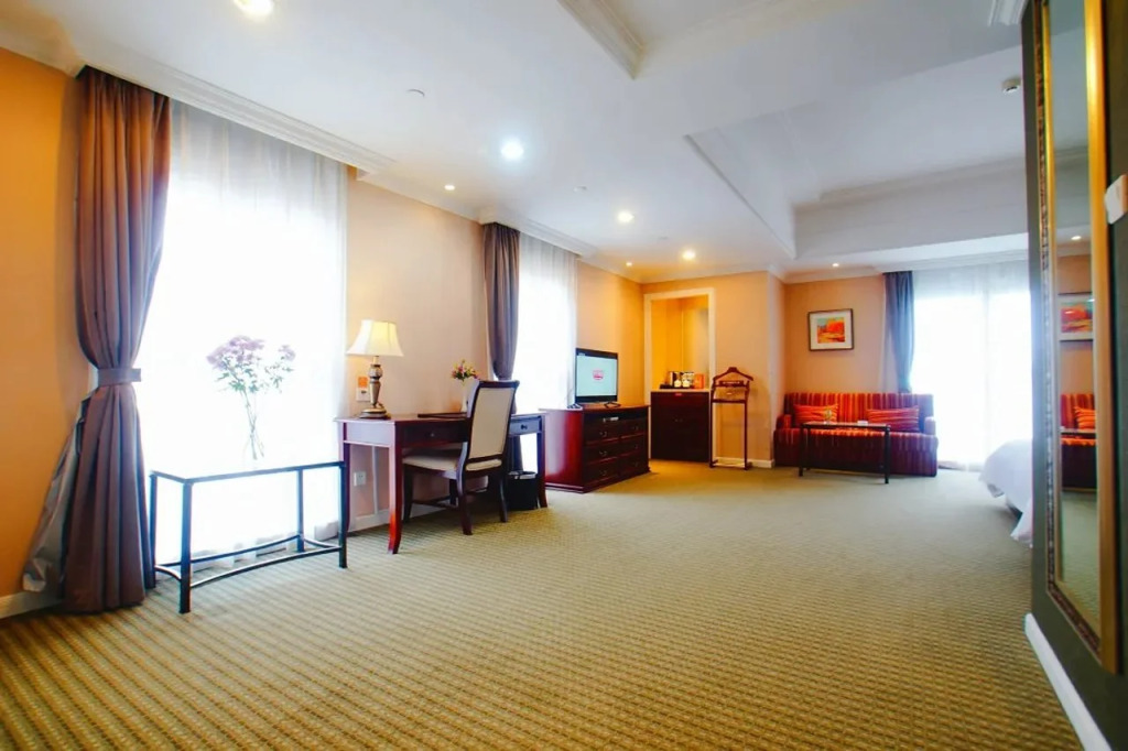 Boyi Hotel (Suzhou Industrial Park Dushu Lake University Area Linli Center Metro Station)