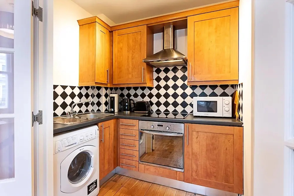 Chic Gunter Grove Flat - London Retreat