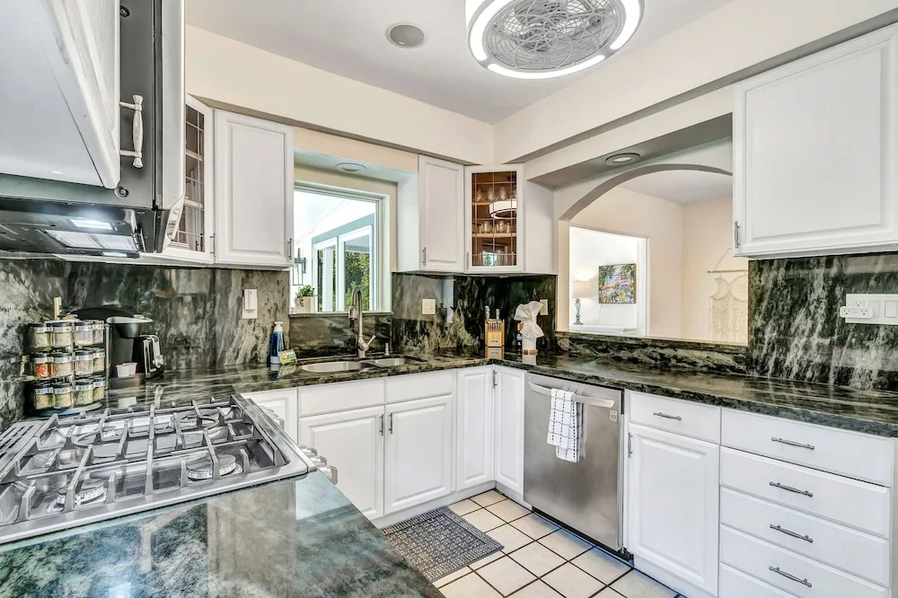 Victoria Park Oasis with Heated Pool and More