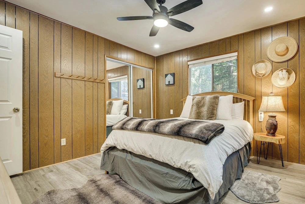 Overlooking Lake Gregory! Crestline Family Cabin