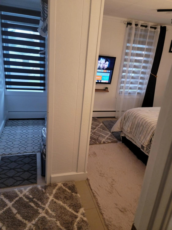 charming & comfy apartment, close to highway, wifi, netflix, amazon prime
