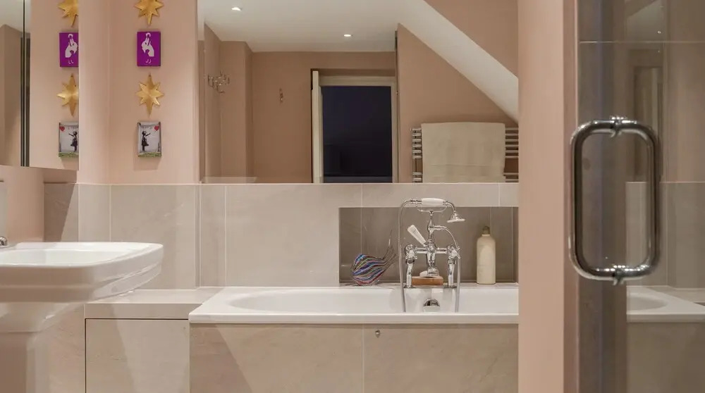 JOIVY Elegant 3-Bed Flat W/ Private Garden In Notting Hill