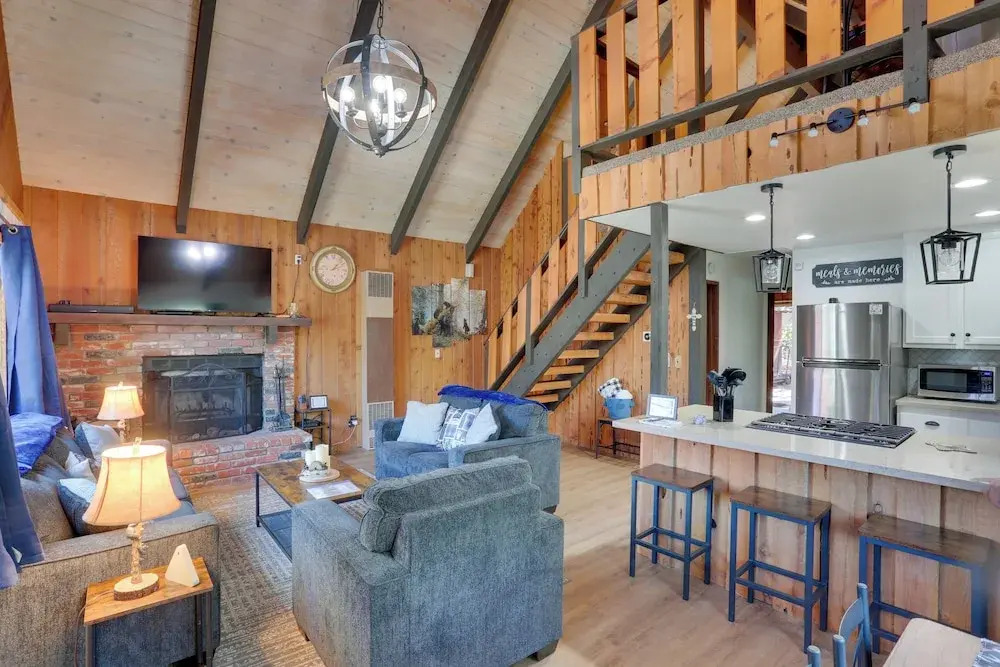 Cabin w/ Deck, Fire Pit & Big Bear Lake Access!