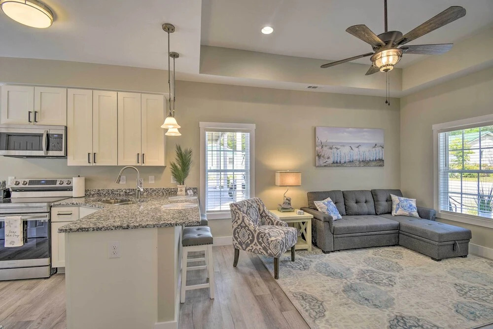 Ocean Isle Beach Home w/ Shared Lanai & Grill