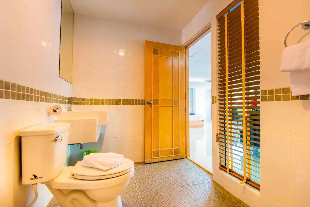 Hallo Patong Hotel - Rooftop Pool - Stunning Mountain Views & OTOP Market