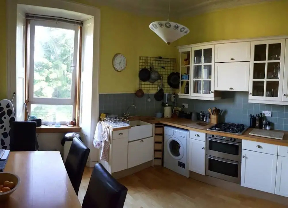 Spacious 2 Bedroom Victorian Apartment Near Leith