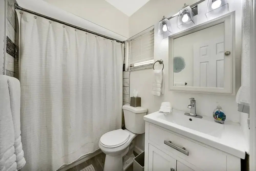 Lovely 1 bedroom unit with work station