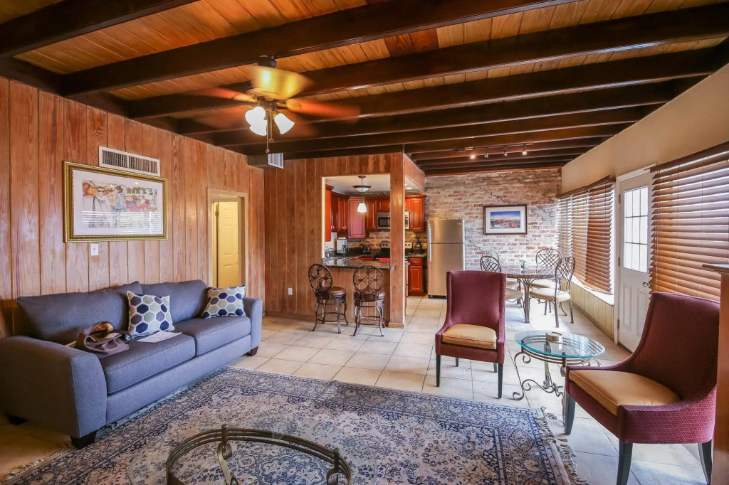 Hosteeva Iberville Street Suites