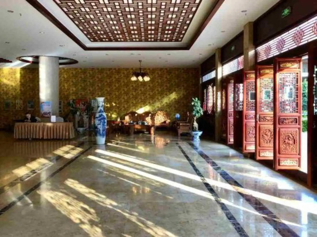 Maitreya Sanlong Hotel (Huquan Hot Spring Ecological Park Honghe Water Town Branch)