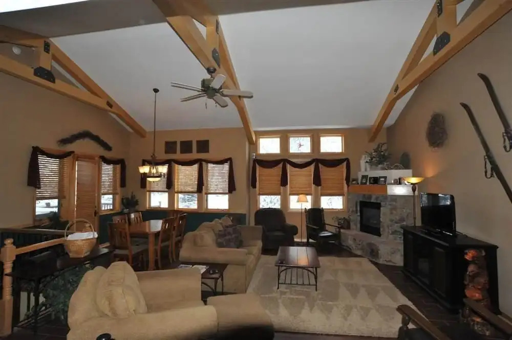 531 Settlers Drive (Private Home with Hot Tub)