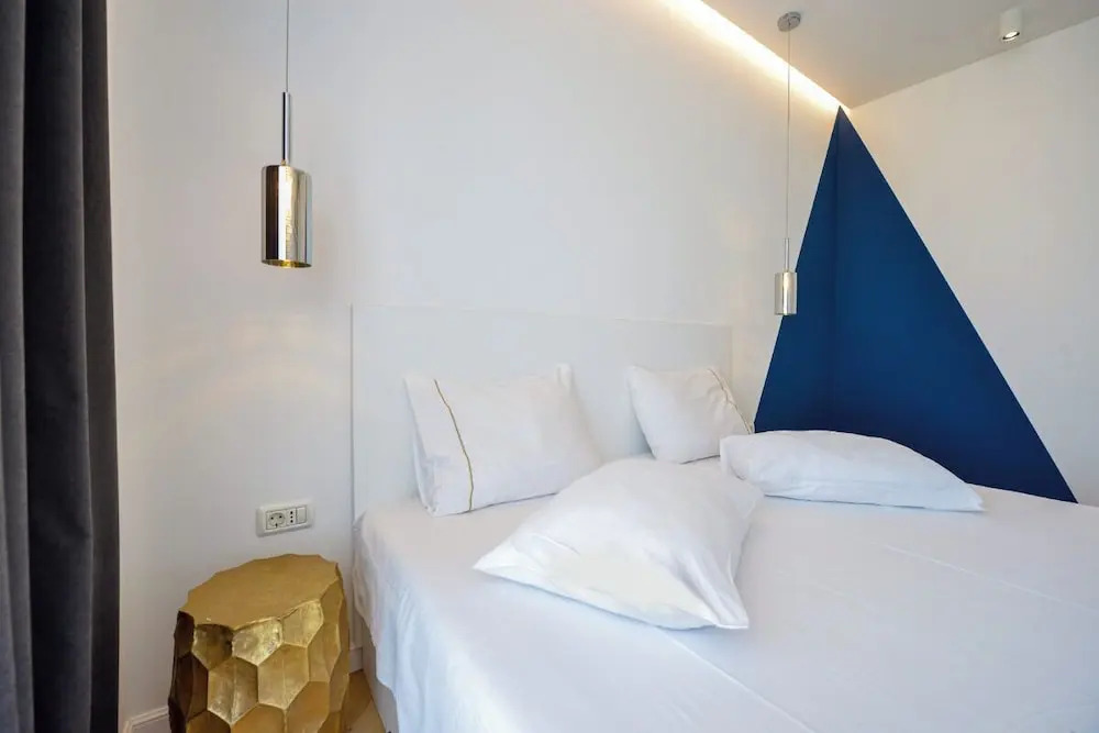 Blue Moon - One Bedroom - Romana Square