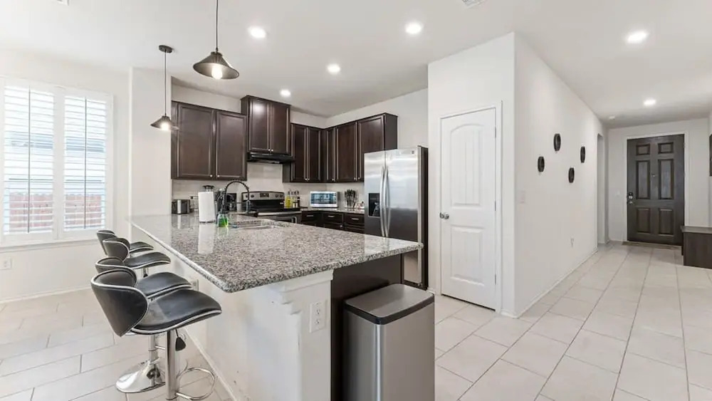 Cozy 4BR House Close to Cota DT w Fast Wifi