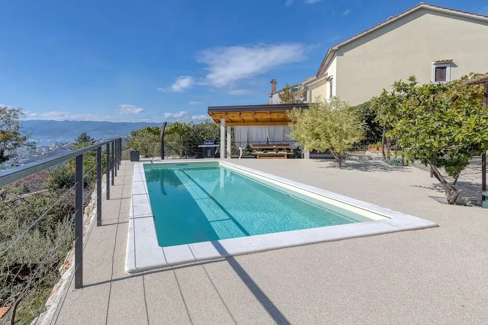 Pool And Garden Apartment Happy Sound