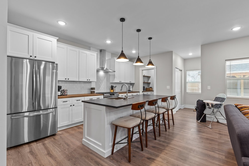 3323: Uptown Elegant Escape by JZ Vacation Rentals