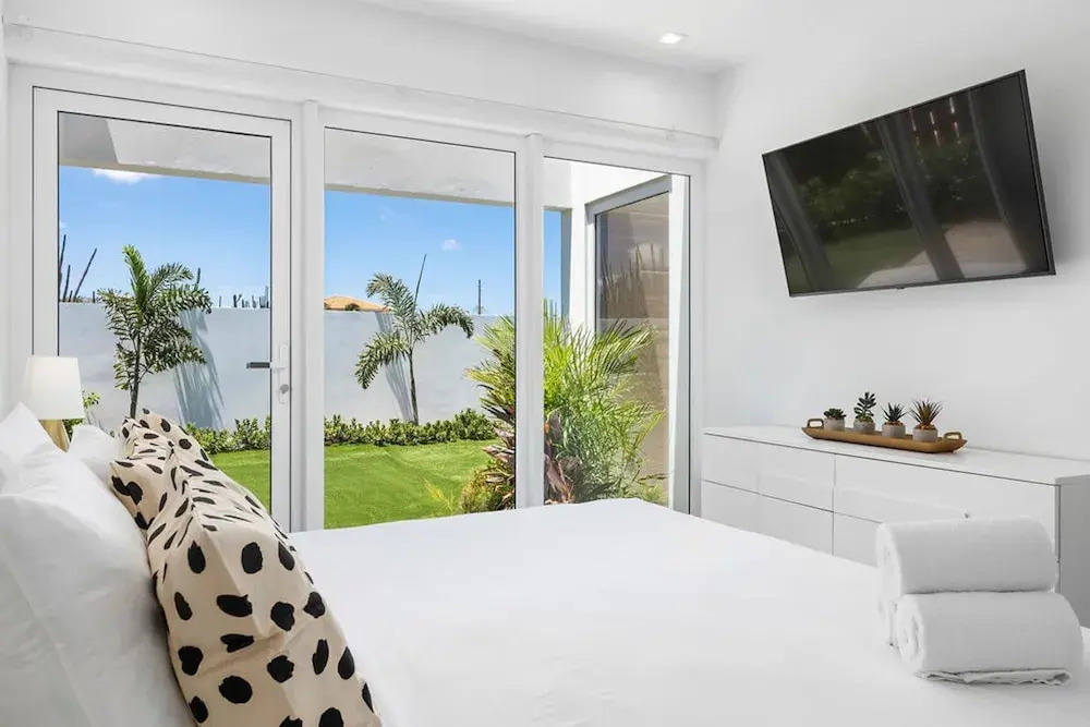 3BR 3BA Newly Built w Private Pool 5 min 2 Beach