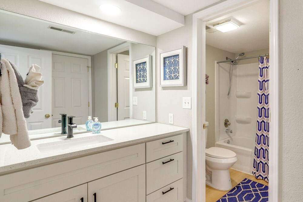 Charming Condo w/ Pool Access in Osage Beach!