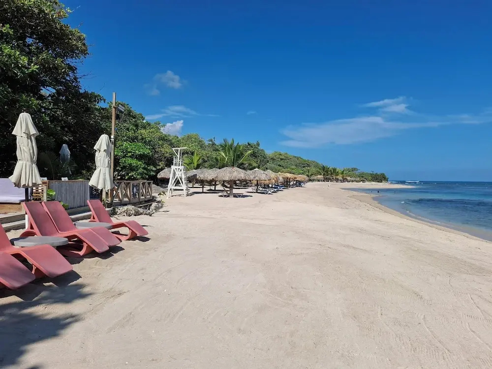 2-bedroom Beach Apartment With Pool Costambar