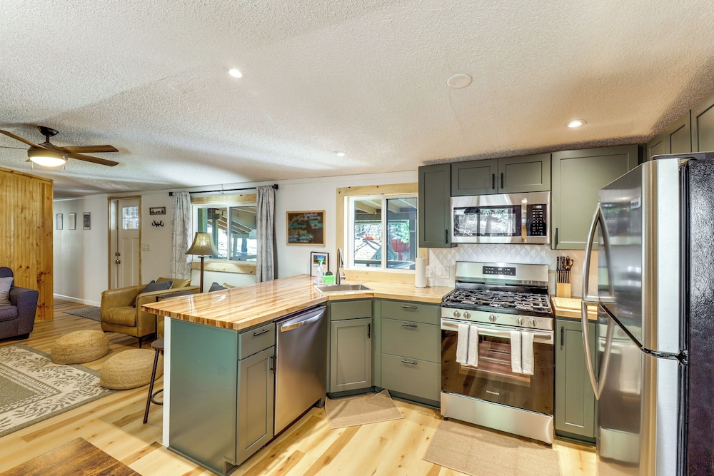 1 Mi to Woodland Lake! Cabin w/ Dog-friendly Yard