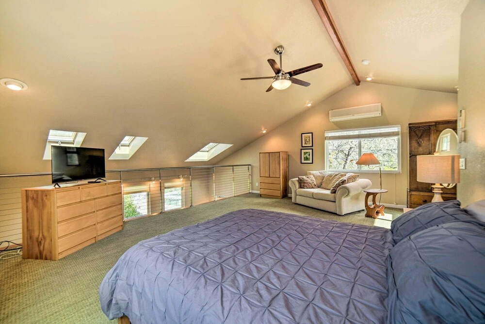 'hilltop Loft' Ukiah Vacation Rental!