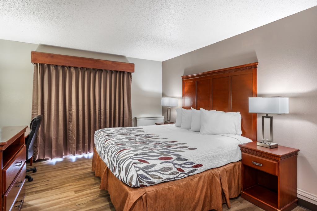 Red Roof Inn & Suites Sulphur Springs