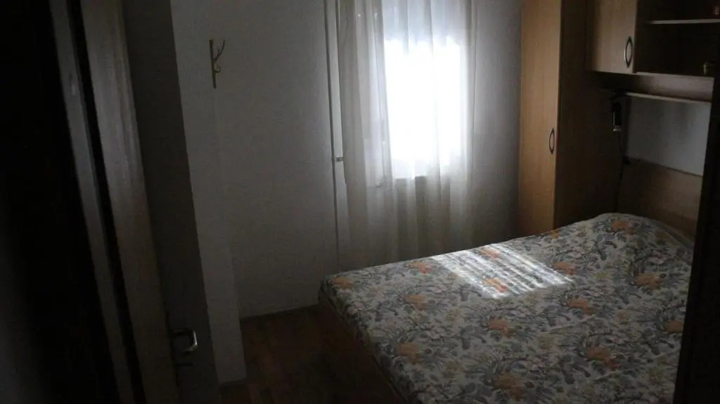 Apartman 100m2, full opremljen, privatni parking.
