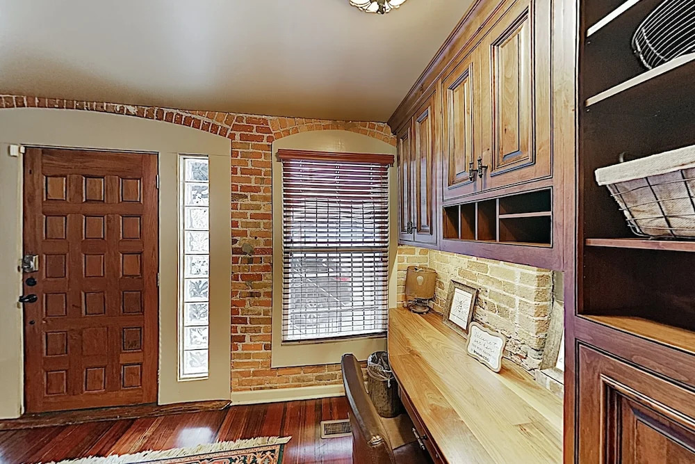 Remodeled All-suite Downtown Loft W/ Balcony 2 Bedroom Condo