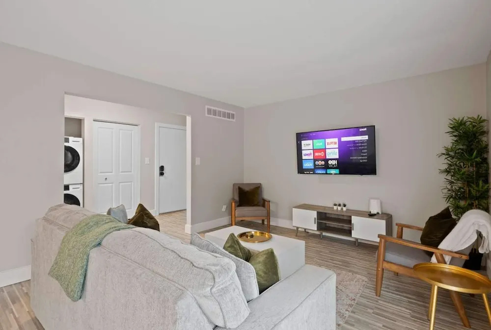 Inviting 2BR 2BA Unit in Rochester Hills