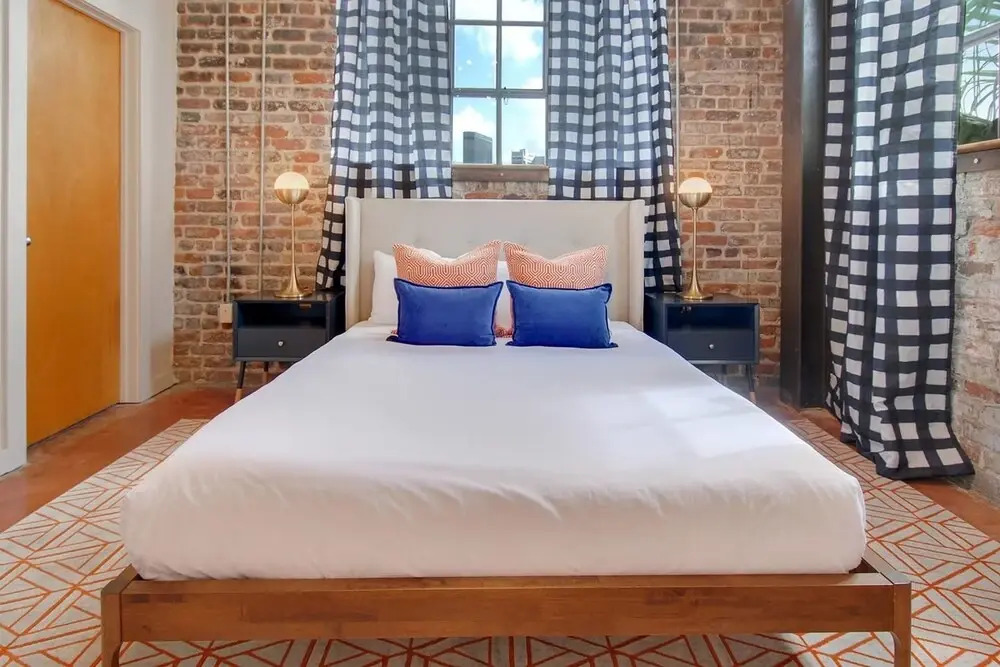 Stylish 2br/2ba Apt in Warehouse District by Domio