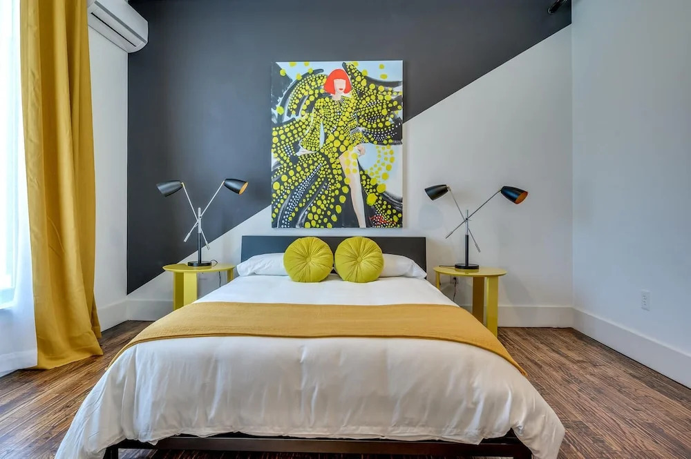 Historic B&B in Heart of ATX - 3 Suites Sleeps 10