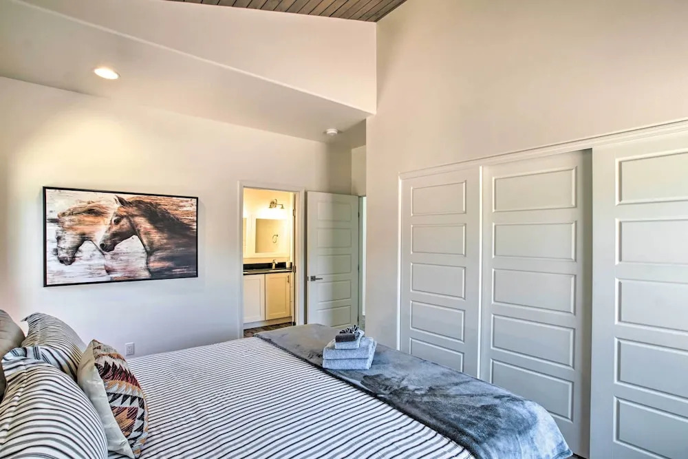 Mountain View Modern Cabin: Luxury Pine Home!