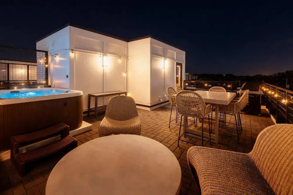 Luxe Group Stay With Hot Tub Rooftop Lounge