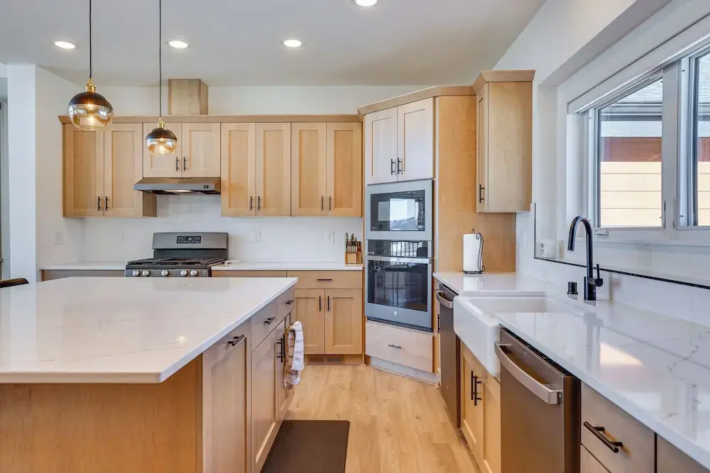 Great for Groups! Luxury Mtn-view Granby Home