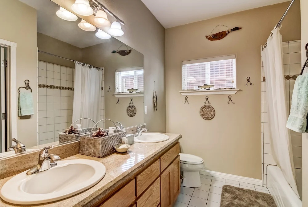 1144gb The Golden Bear 3 Bedroom Home by RedAwning