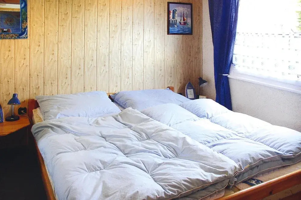 Twin Bungalow at Black Lake, Schwarz