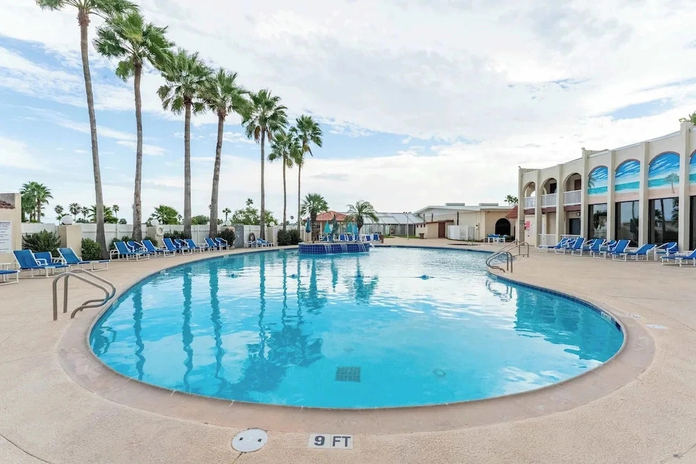 Charming 1BR Waterfront Retreat With Private Patio