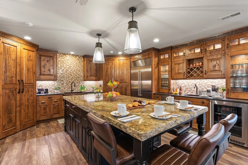 1138 Skiers Heaven! Luxury Home Close To Park City Mountain! Two Hot Tubs & Gorgeous Outdoor Space! 6 Bedroom Home by RedAwning