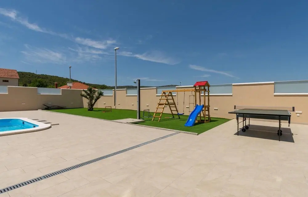 Nice home in Dubrava kod Sibenika w/ Outdoor swimming pool, WiFi and 5 Bedrooms