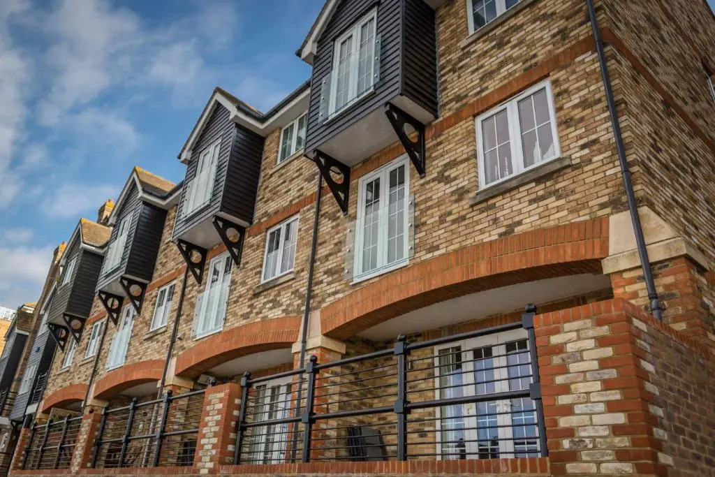 Silver Strand - modern 3-bed with water views & 3 bathrooms!
