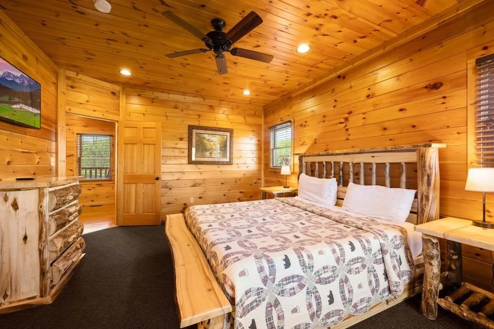 Gatlinburg Mountain Lodge 5 Bedroom Cabin