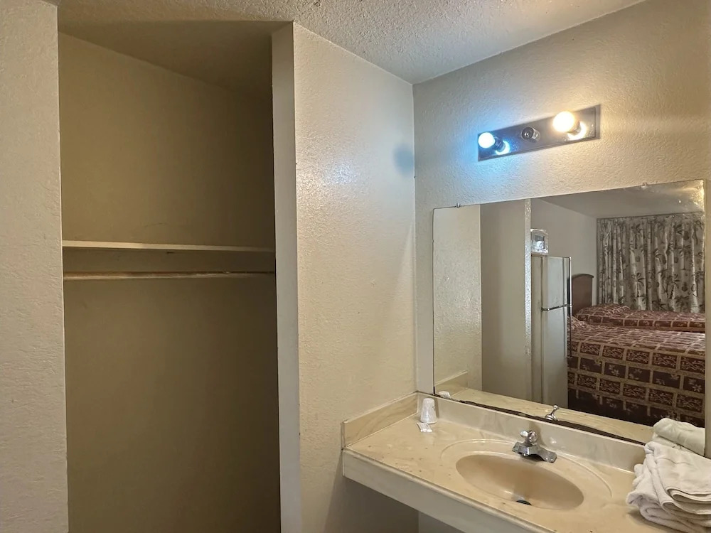 Travel Inn By OYO La Marque Texas City I-45