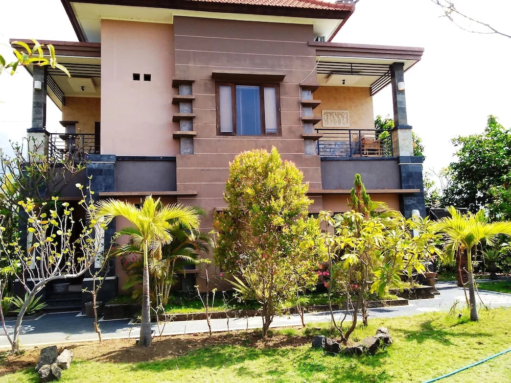A Very Nice Cozy Family Home With 2 Floors, Fully Furnished.