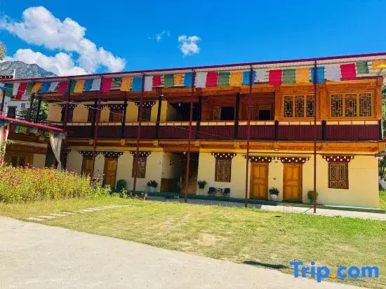 Maido Kangsang Homestay (Zhonglu Tibetan Village Scenic Area)