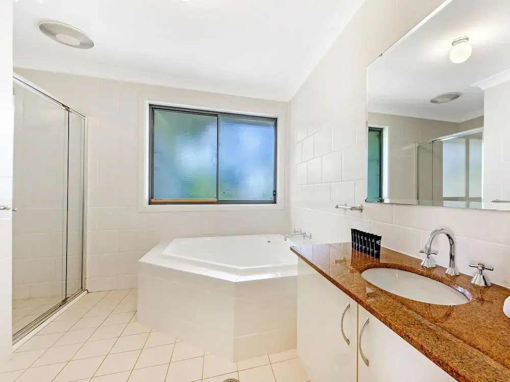 Kozyguru | Westleigh | 4 Bed Room | Free Parking