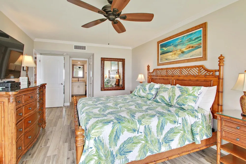 Land's End 405 Building 11 TOP Floor/beachfront Condo